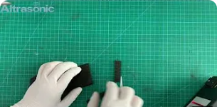 Affichez l'effet de la coupe du caoutchouc avec un couteau de coupe en plastique 30K