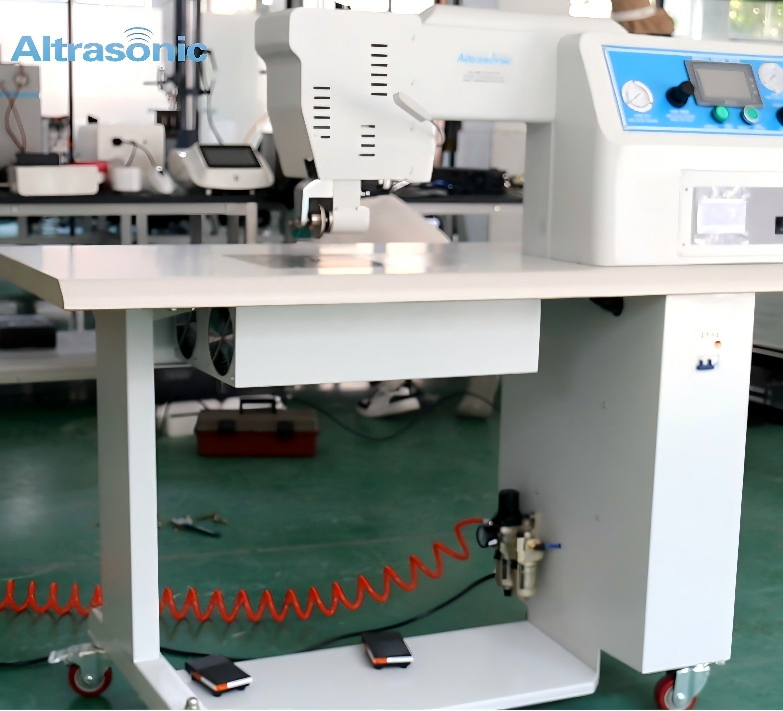 Machine à coudre à ultrasons pour le scellage et la découpe du PU