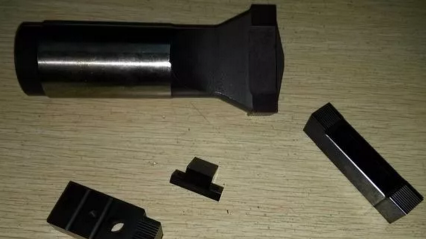 Accessoires de machine de soudure du faisceau de câbles d'automobile à ultrasons Quatre pièces 